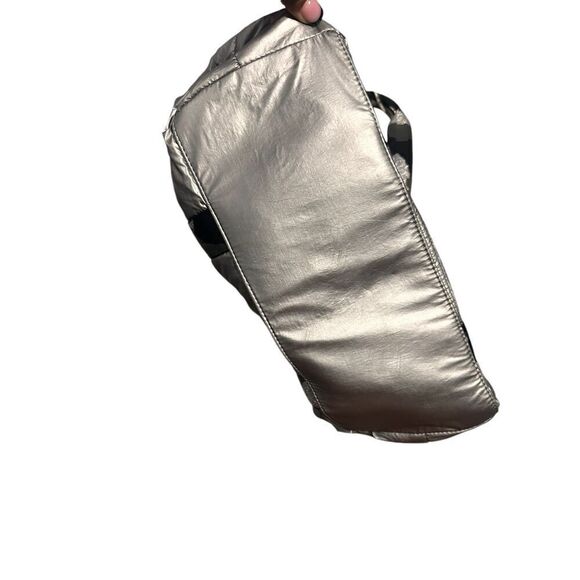 Beautiful Jessica Simpson Womens Portia Metallic Purse Tote Handbags Large grey - Picture 12 of 16